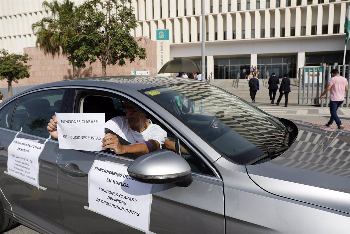 Funcionarios de Justicia protagonizan una caravana de coches en