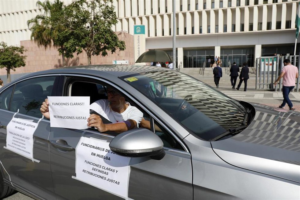 Personal de justicia de Málaga durante la caravana de vehículos por las avenidas de la capital en protesta por sus mejoras salariales  a 12 de junio del 2023 en Málaga (Andalucía, España)