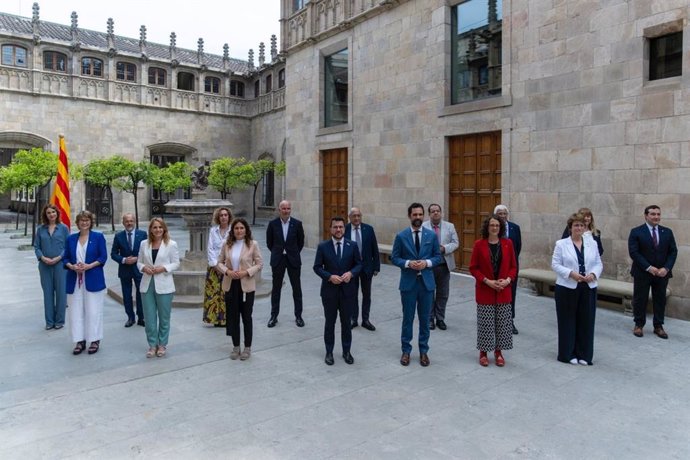 El president de la Generalitat, Pere Aragons, amb els consellers del Govern