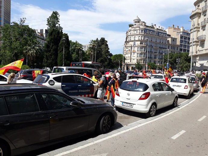 Archivo - Personas concentradas en la plaza Francesc Maci de Barcelona por la manifestación en coche de Vox