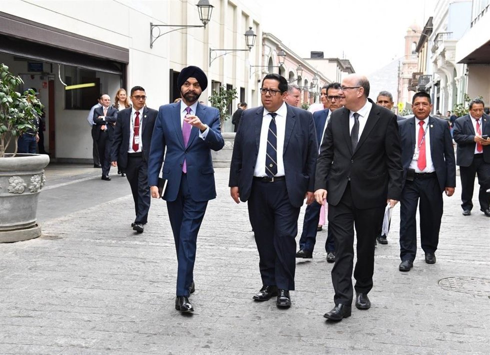 El presidente del Banco Mundial, Ajay Banga, acompañado por el presidente del BID, Ilan Goldfajn, y el ministro de Economía y Finanzas de Perú, Alex Contreras