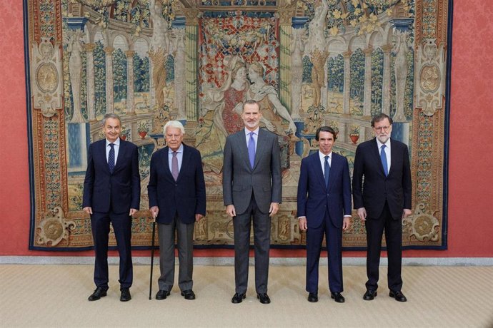 (I-D) Los expresidentes del Gobierno José Luis Rodríguez Zapaterto; Felipe González; el Rey Felipe VI; José María Aznar y Mariano Rajoy, posan a su llegada a una reunión del Patronato del Real Instituto Elcano en El Pardo