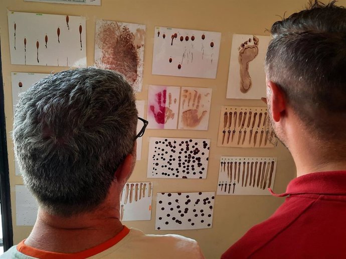 Formación a guardias civiles y policías sobre análisis de manchas de sangre en la escena del crimen.