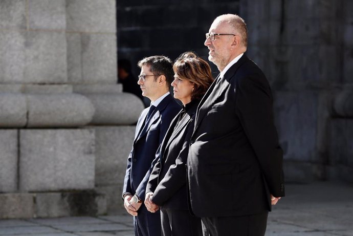 Archivo - El secretario general de la presidencia del Gobierno, Felix Bolaños (i), la ministra en funciones de Justicia, Dolores Delgado (c) y el subsecretario del Ministerio de presidencia, Antonio Hidalgo López (d), presencian el traslado del féretro 