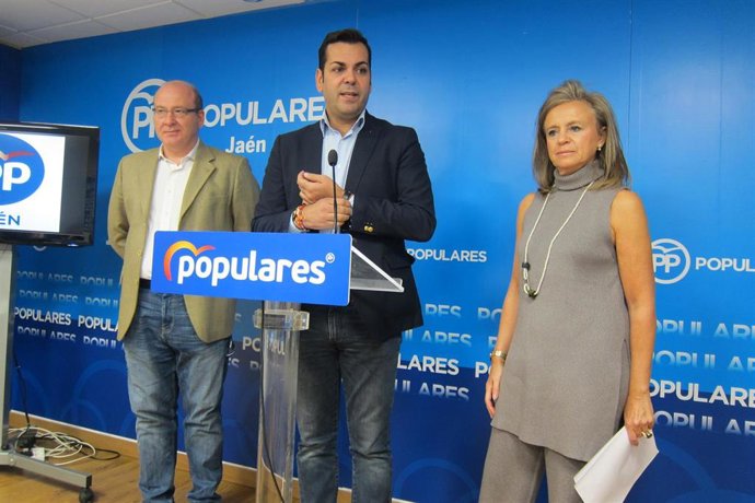 Archivo - De izquerda a derecha: Javier Márquez, Juan Diego Requena y María Luisa del Moral.