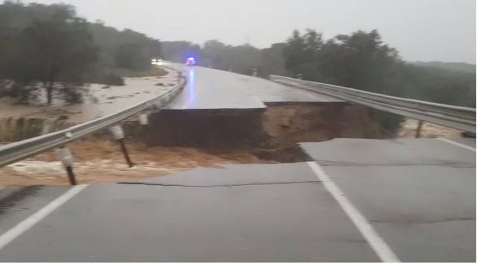 Archivo - Socavón en la N-523 (Cáceres -Badajoz) provocado por el paso de la borrasca Efrain