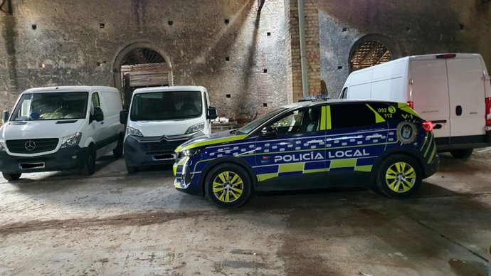 Imagen de las fugonetas recuperadas en La Palma del Condado (Huelva).