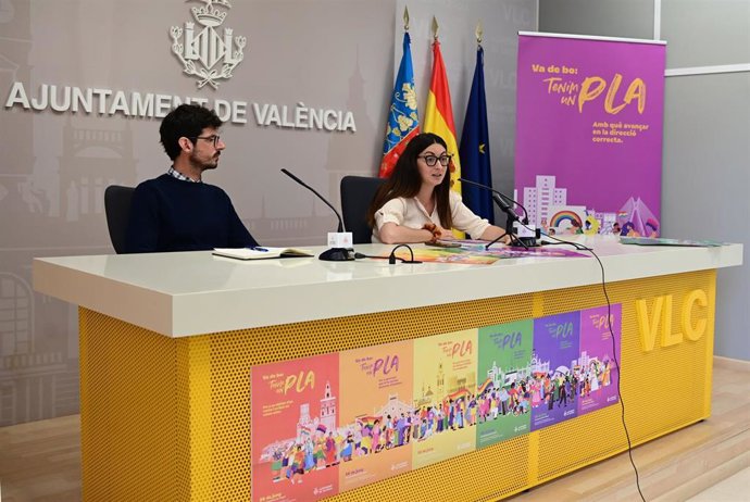 La concejala de Igualdad y Políticas de Género y LGTBI en funciones, Lucía Beamud, y el representante de la agencia Estimado José Alfredo, Antonio Navarro, presentan la campaña del Día Internacional de l'Orgull 2023