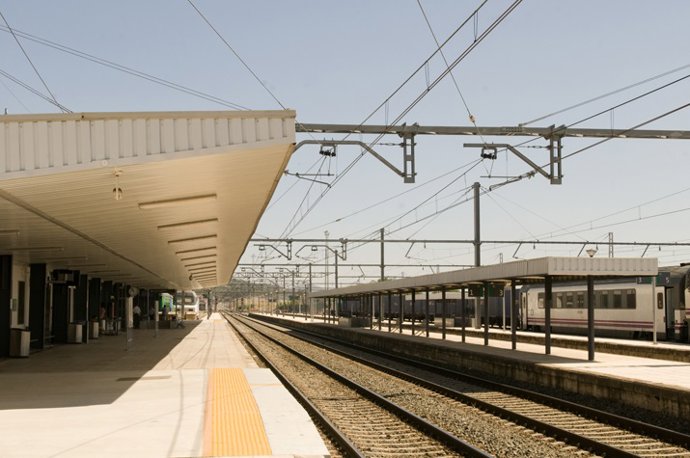 Archivo - Andenes en la estación Linares Baeza (Jaén)