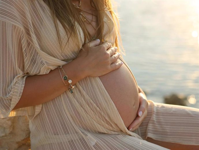 Mujer embarazada toma el sol.