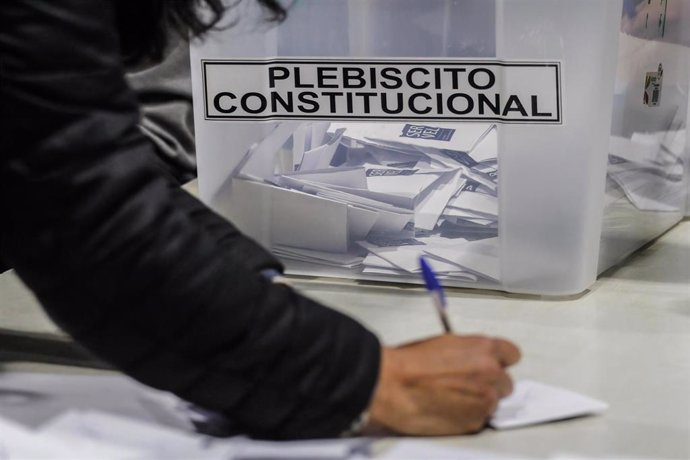 Archivo - Votación en Chile para escoger a los consejeros constitucionales encargados de redactar una nueva constitución