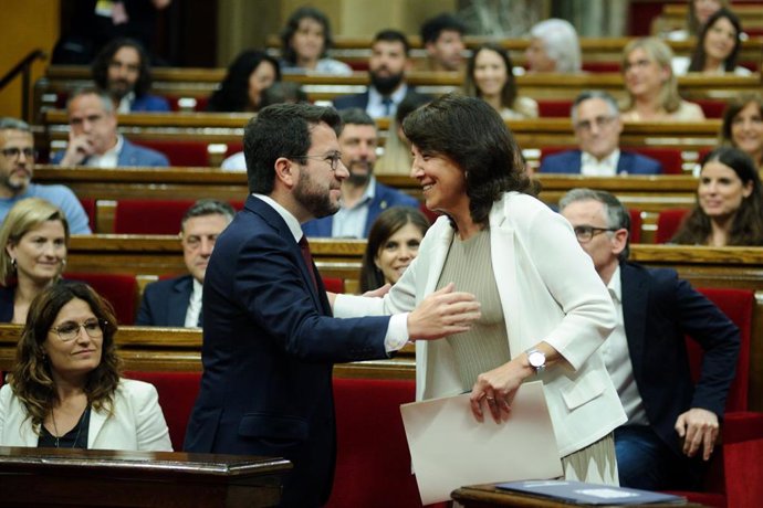 El presidente de la Generalitat, Pere Aragons y la vicepresidenta de Junts, alcaldesa en funciones de Vic y nueva presidenta del Parlament, Anna Erra, tras ser investida en una sesión plenaria en el Parlament, a 9 de junio de 2023, en Barcelona.