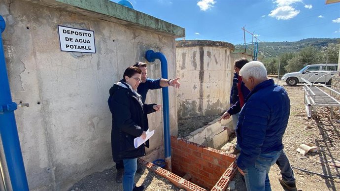 Mari Fe Muñoz (izda.) en una visita durante la ejecución de las obras de mejora en la red de abastecimiento de agua de Fuente-Tójar.