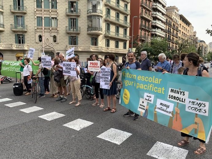 Una treintena de vecinos de Barcelona cortan la calle Aragó para exigir su reforma