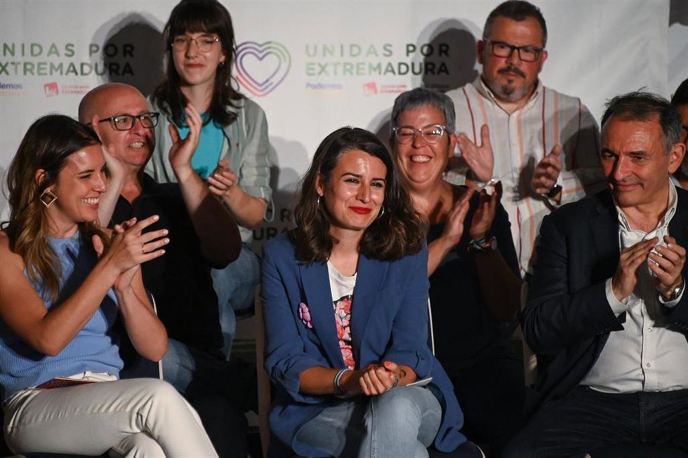 La ministra de Igualdad, Irene Montero (d), y la candidata de Unidas por Extremadura a la Presidencia de la Junta, Irene de Miguel (c), durante un acto de campaña a 24 de mayo de 2023, en Badajoz, Extremadura (España).