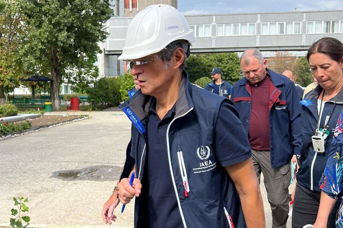 Archivo - HANDOUT - 02 September 2022, Ukraine, Zaporizhzhia: Director-General of the International Atomic Energy Agency (IAEA) Rafael Mariano Grossi arrives at the Zaporizhzhya nuclear power plant. IAEA experts have been at the Zaporizhzhya nuclear pow