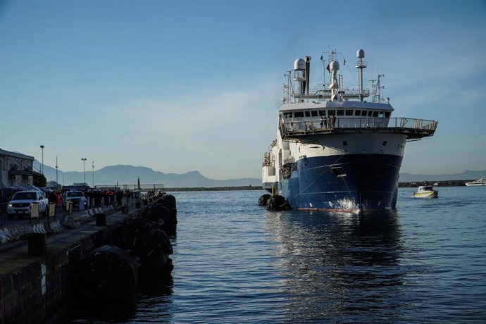 Archivo - April 27, 2023, NAPLES: Police and volunteers wait for the disembarkation of migrants from the Geo Barents ship to begin at the port of Naples, Italy, 27 April  2023..ANSA/CESARE ABBATE