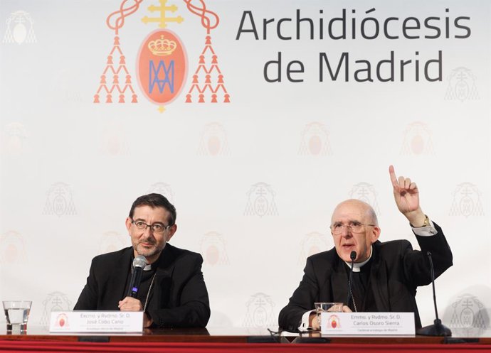 El recién nombrado arzobispo de Madrid, José Cobo (i) y su antecesor Carlos Osoro (d), durante una rueda de prensa, en la Oficina de Medios de la Archidiócesis de Madrid, a 12 de junio de 2023, en Madrid (España). El Papa Francisco ha nombrado a José Co