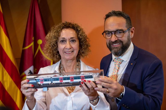 La consellera de Territori, Ester Capella, al costat de l'exconseller Juli Fernndez.
