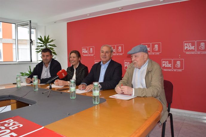 Archivo - El secretario xeral del PSOE lugués, José Tomé, con el próximo candidato a la Alcaldía de Monterroso, Antonio Gato, en una rueda de prensa