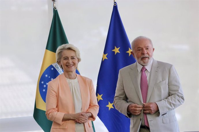 La presidenta de la Comisión Europea, Ursula von der Leyen, y el presidente de Brasil, Luiz Inácio Lula da Silva 