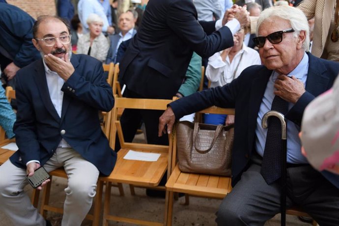 El presidente en funciones de Aragón, Javier Lambán, (izq)  junto al expresidente del Gobierno Felipe González (dcha) en el acto de entrega del III Premio Rojana Alfredo Pérez Rubalcaba, a 12 de junio de 2023 en Madrid.