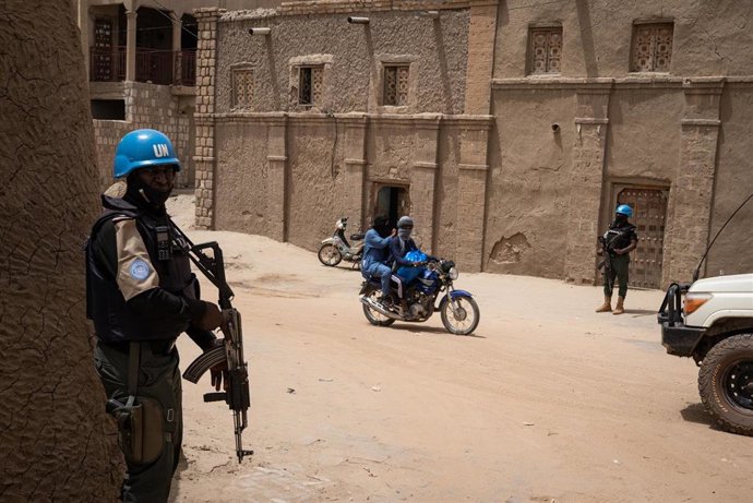 Archivo - 'Cascos azules' patrullan en las calles de Malí