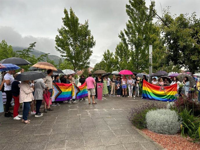 Concentración en Abanto-Zierbena (Bizkaia) de denuncia de un ataque homófobo