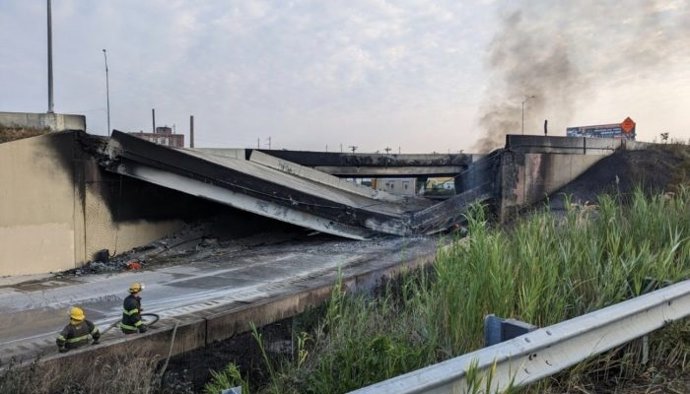 Siniestro por el incendio de un camión cisterna cargado de combustible en la autopista I-95, en Filadelfia