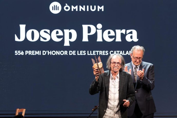 L'autor valenci Josep Piera rep el Premi d'Honor dels Lletres Catalans 2023
