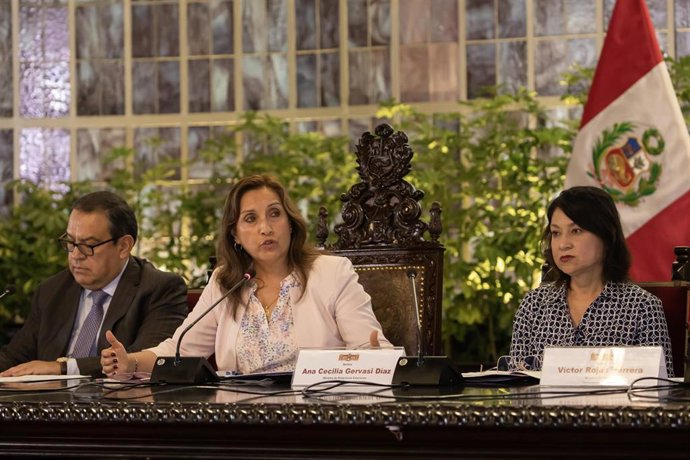 Archivo - El primer ministro de Perú, Alberto Otárola; la presidenta, Dina Boluarte; y la ministra de Exteriores, Ana Cecilia Gervasi; en Lima