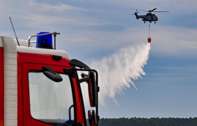 Archivo - La Policía Federal de Alemania sobrevuela el aeródromo de Muencheberg-Eggersdorf durante un ejercicio previo a la temporada de incendios forestales