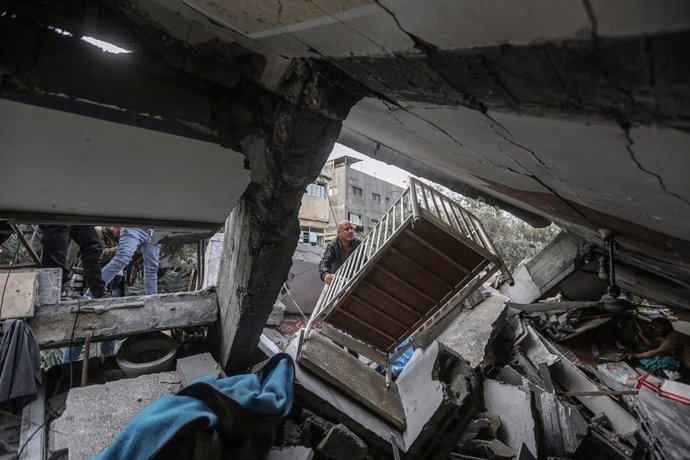 Archivo - Daños materiales en una vivienda en el marco de los bombardeos de Israel contra la ciudad de Beit Hanun, en el norte de la Franja de Gaza