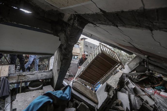 Archivo - Arxivo - Danys materials en un habitatge en el marc dels bombardejos d'Israel contra la ciutat de Beit Hanun, en el nord de la Franja de Gaza