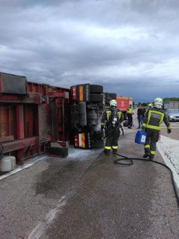 Camión volcado que chocó con un coche en Campoo de Ayuso (Cantabria).
