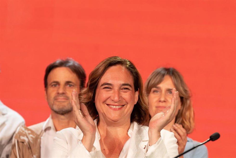 La alcaldesa de Barcelona y candidata de BComú a la reelección, Ada Colau, aplaude durante el seguimiento de la jornada electoral en la sede de BComú, a 28 de mayo de 2023, en Barcelona, Cataluña (España). Hoy, 28M, se celebran elecciones municipales en