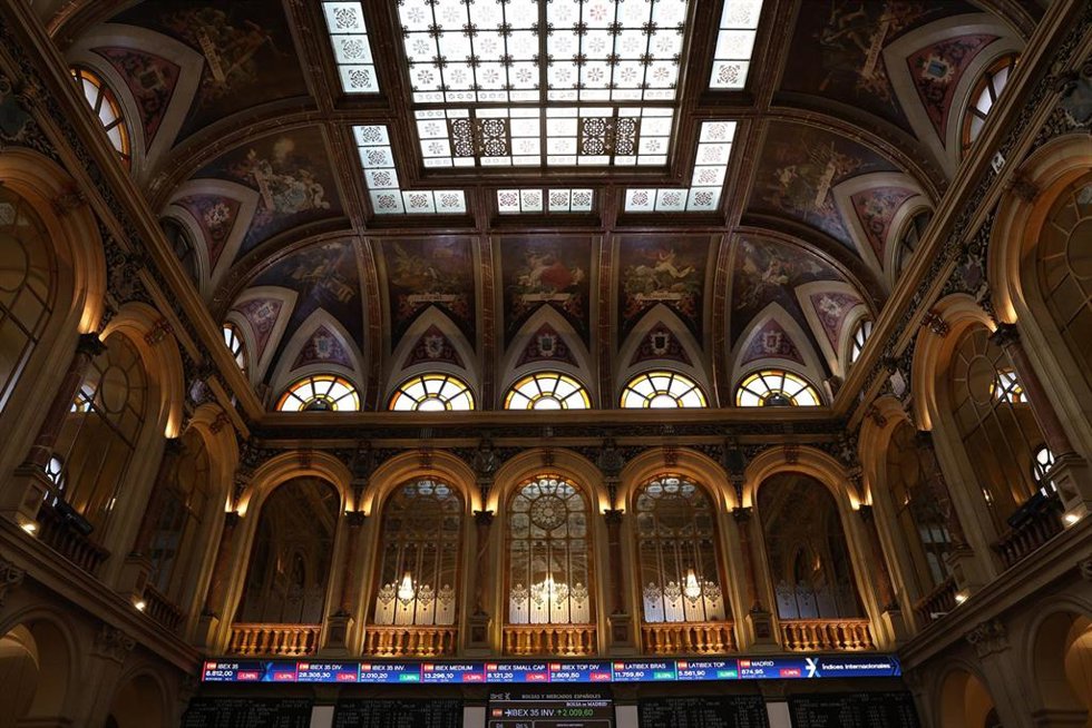 Archivo - Varios paneles del Ibex 35 en el Palacio de la Bolsa, en Madrid (España). 