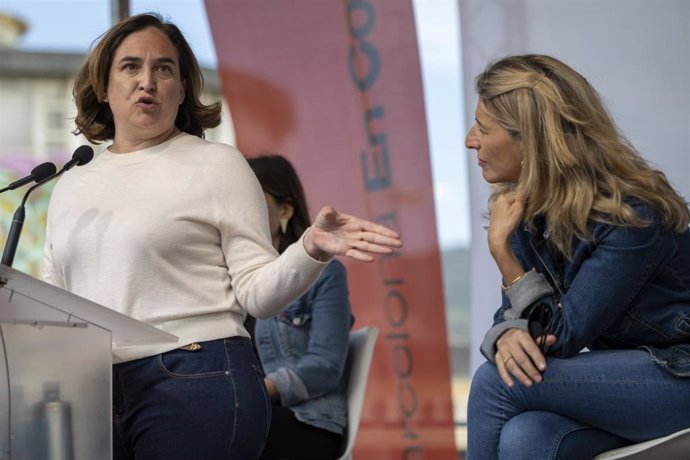 La alcaldesa de Barcelona y candidata de BComú a la reelección, Ada Colau, interviene en un mitin en el Mirador del Carmel, a 20 de mayo de 2023, en Barcelona, Cataluña (España). Yolanda Díaz acompaña por segunda vez a Colau que aspira a ser reelegida a