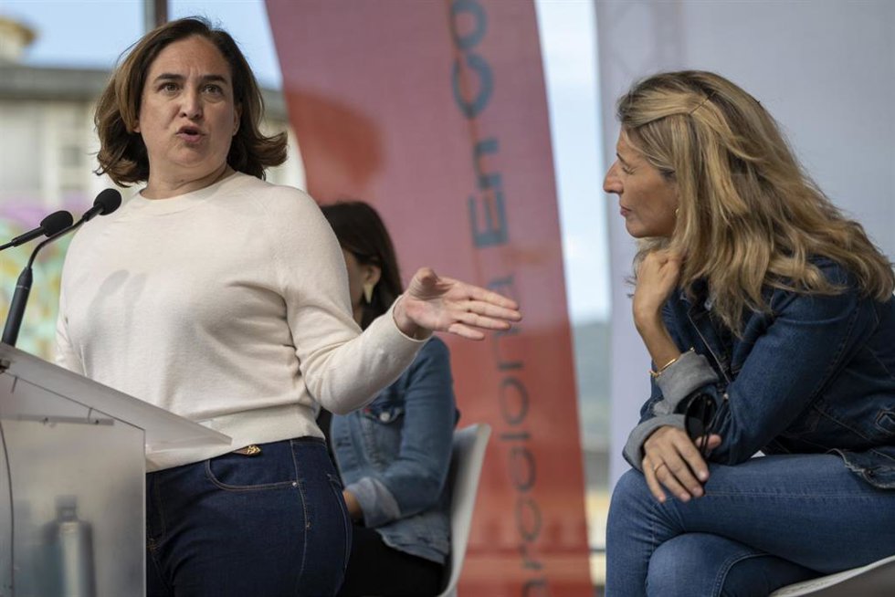 La alcaldesa de Barcelona y candidata de BComú a la reelección, Ada Colau, interviene en un mitin en el Mirador del Carmel, a 20 de mayo de 2023, en Barcelona, Cataluña (España). Yolanda Díaz acompaña por segunda vez a Colau que aspira a ser reelegida a
