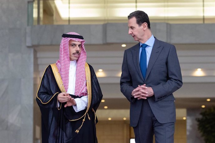 Archivo - El presidente de Siria, Bashar al Assad (d), recibe en Damasco al ministro de Exteriores de Arabia Saudí, Faisal bin Farhan (i)