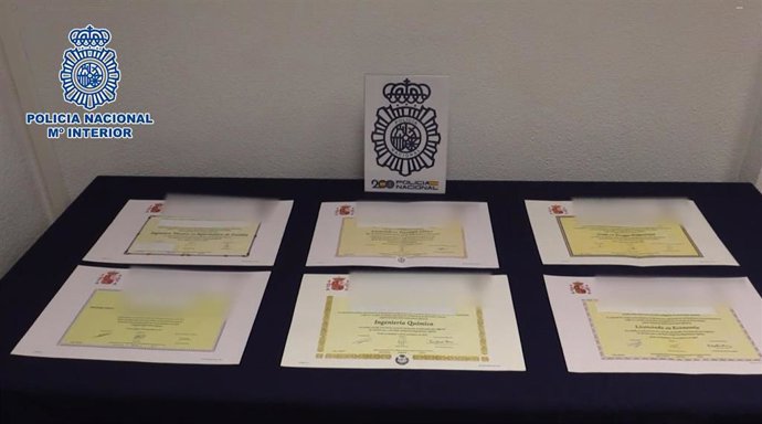 20 Detenidos Y 100 Investigados Por Comprar Títulos Universitarios Falsos Por Internet