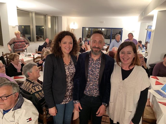 Archivo - La candidata del PSIB al Consell de Mallorca, Catalina Cladera; el candidato del PSIB al Ayuntamiento de Capdepera, Rafel Fernández; y la candidata del PSIB al Parlament, Francina Armengol, en una imagen de archivo
