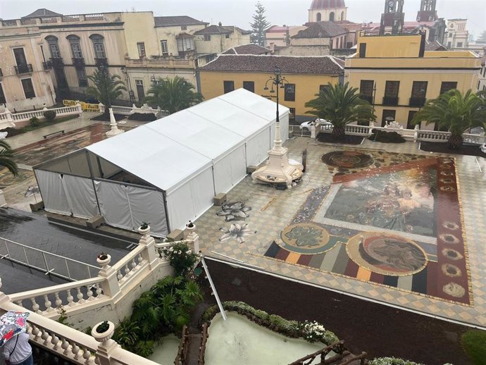 Alfombra de plaza del Ayuntamiento de La Orotava dañada por la lluvia