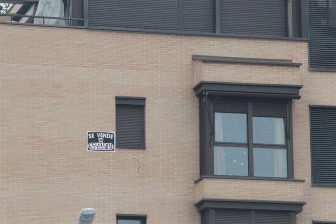 Archivo - Cartel de 'Se vende' en una fachada. 