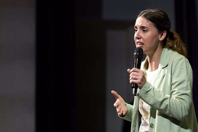 La ministra de Igualdad, Irene Montero, interviene durante un acto de campaña de Podemos-IU, en el paraninfo de la Magdalena, a 25 de mayo de 2023