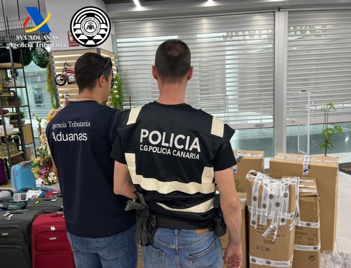 Agente de Policía Canaria con efectivo de Agencia de Aduanas en la intervención de productos falsificados en Las Palmas de Gran Canaria