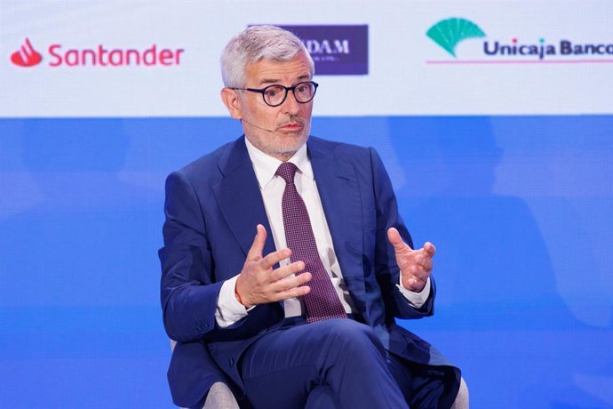 El CEO del Banco Santander España, Ángel Rivera, es entrevistado durante el acto central por el 45 aniversario del diario económico Cinco Días, en el Teatro Real, a 13 de junio de 2023, en Madrid (España).