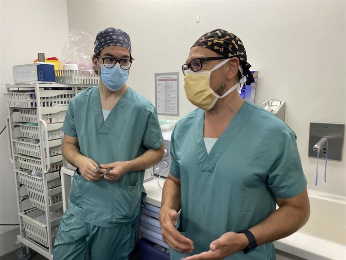 Doctores muestran la prótesis, cuya estructura dinámica se adapta al movimiento natural de la respiración del paciente y mejora su calidad de vida