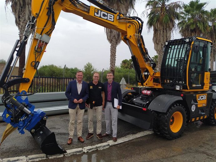 El delegado de Medio Natural y Carreteras en funciones de la Diputación de Córdoba, Francisco Palomares (izda.), junto al vehículo adquirido.