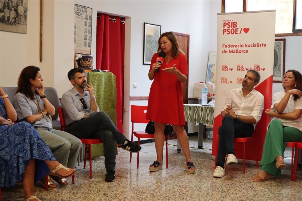 Armengol pide a los socialistas ser el "muro de contención" de la derecha.